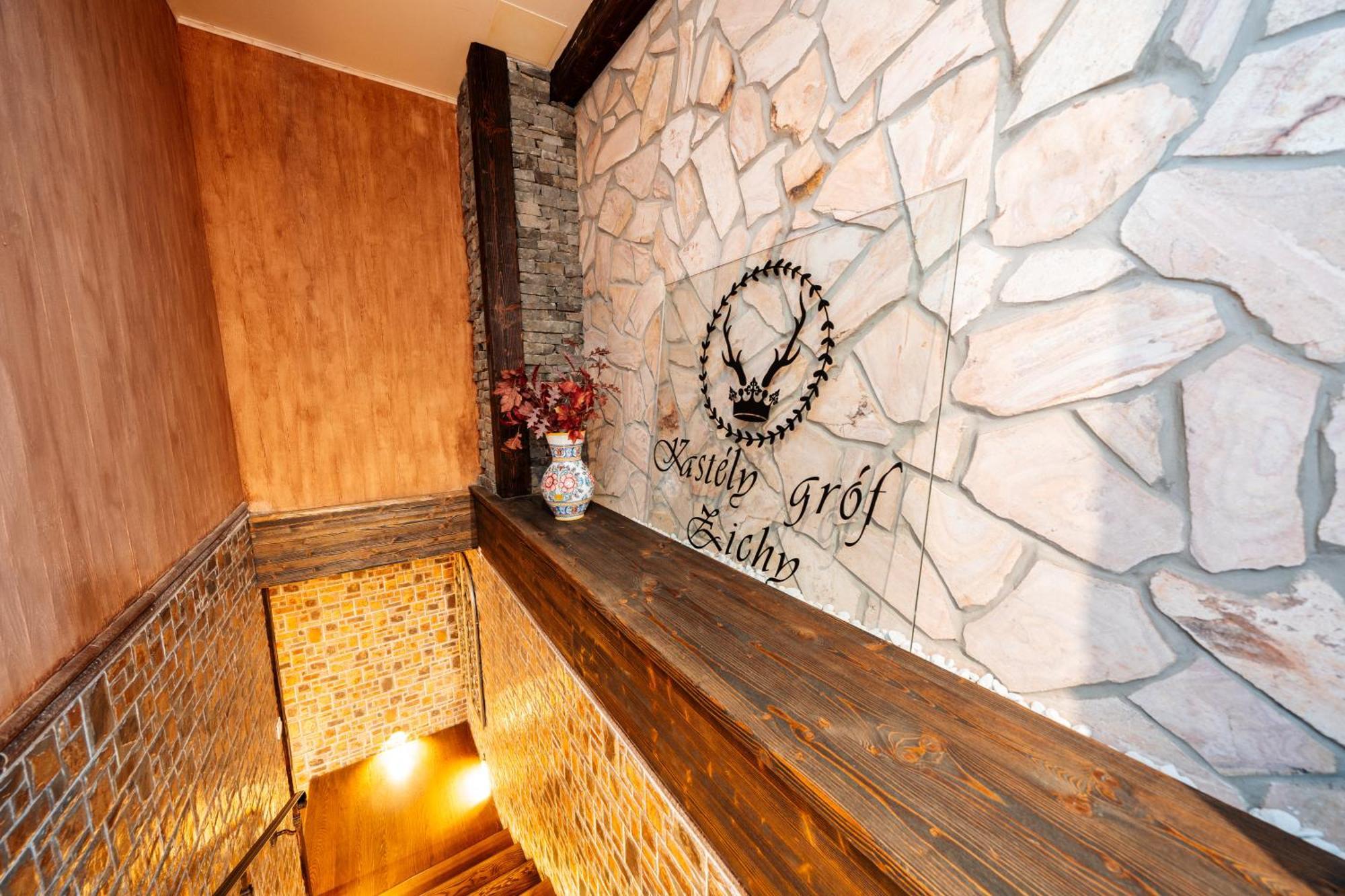 Kastely Grof Zichy Hotel Haniska Bagian luar foto